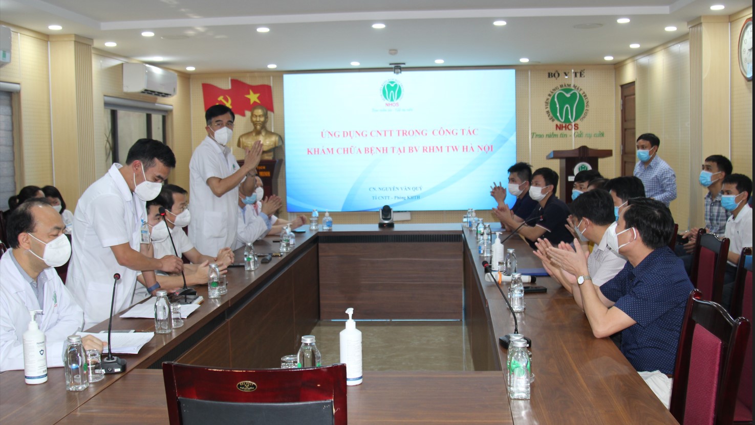 BSCKII Ngô Vũ Long -  TP. KHTH giới thiệu đoàn tại buổi thăm quan